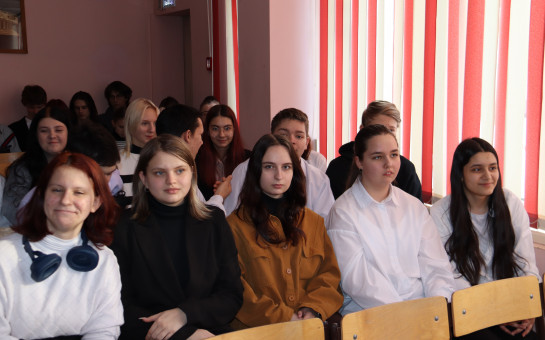 Навыки безопасной работы с искусственным интеллектом освоили новосибирские школьники